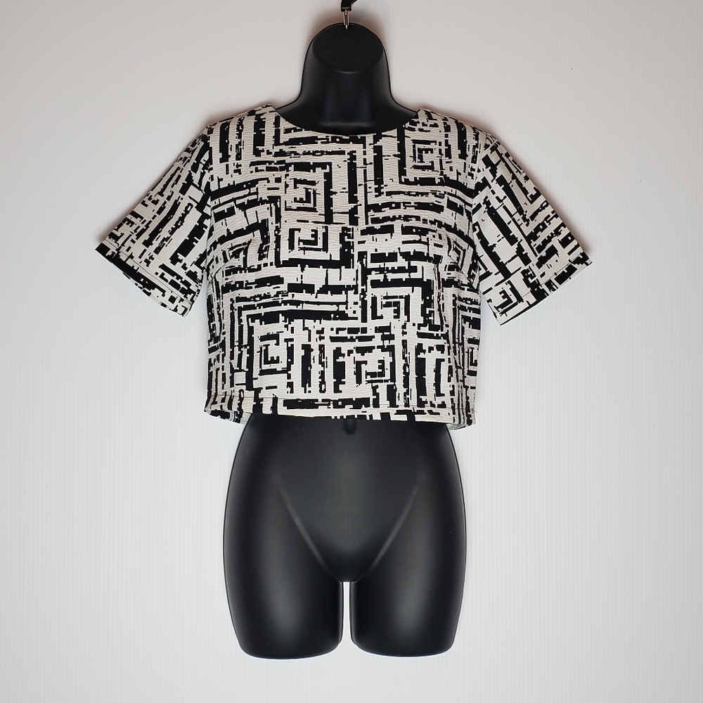 F21 Black and White Structured Crop Top